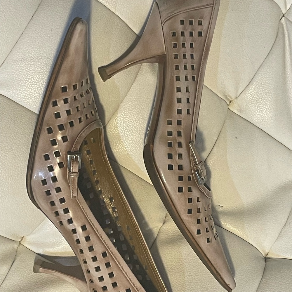 New Prada Tan Beige  Perforated Leather Pointed Toe Pumps heels Size 39 9